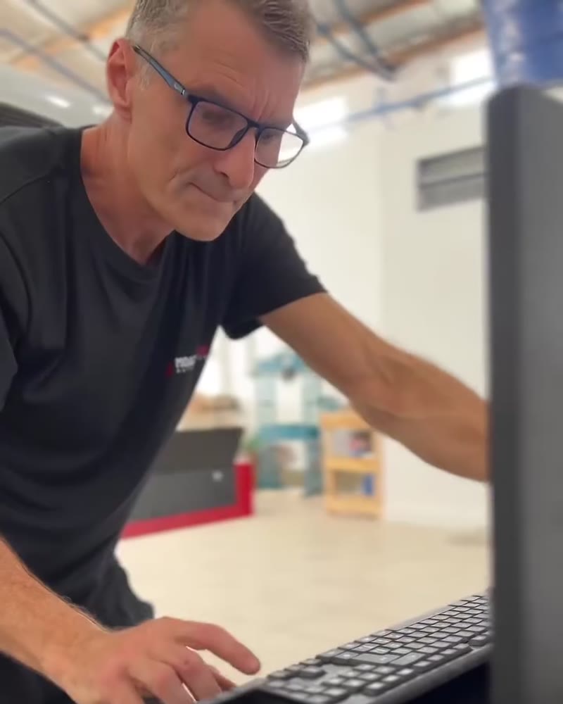 Moacir no computador do alinhamento 3D